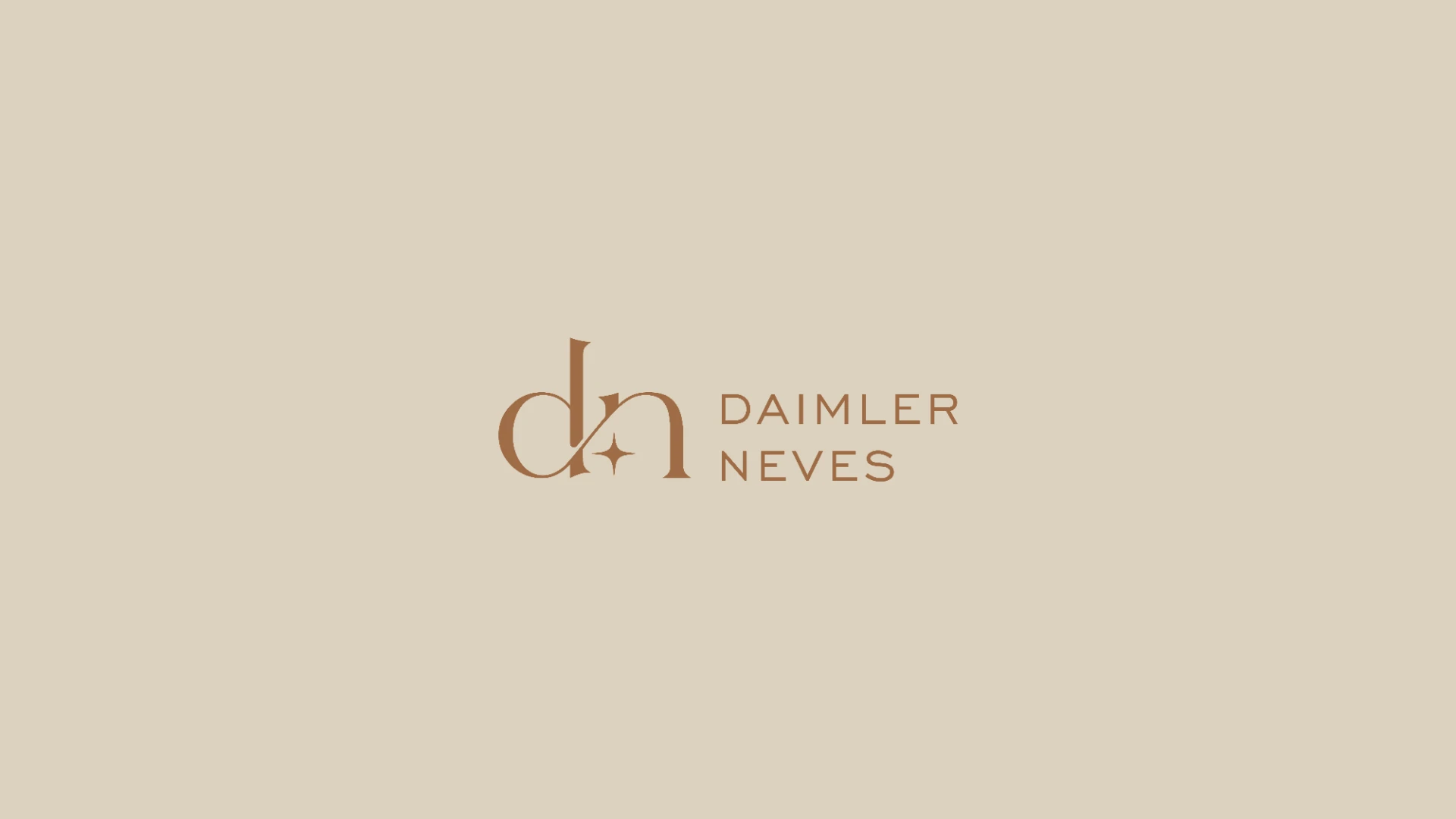 Dra. Daimler Neves avaliando o rosto de uma paciente antes da harmonização facial